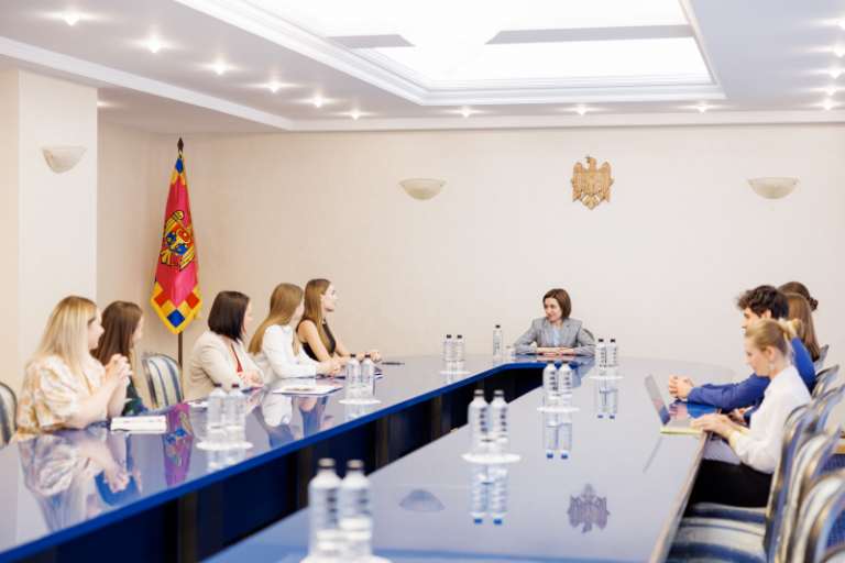 Maia Sandu, întâlnire cu stagiarii care muncesc cu funcționarii din cadrul instituției prezidențiale