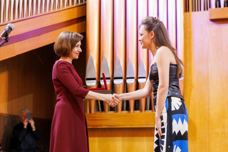 Președinta Maia Sandu i-a înmânat violonistei Alexandra Conunova titlul onorific de ,,Artist al Poporului”