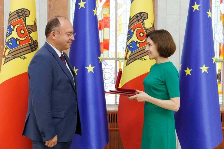 Maia Sandu i-a conferit Ordinul de Onoare fostului șef al diplomației de la București, Bogdan Aurescu