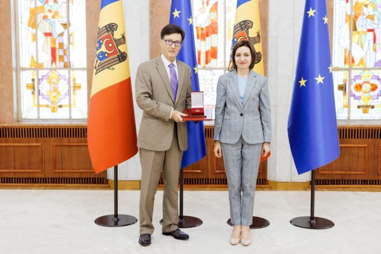 Ambasadorul Republicii Franceze, Graham Paul, decorat de Președinta Maia Sandu cu ‘Ordinul de Onoare’