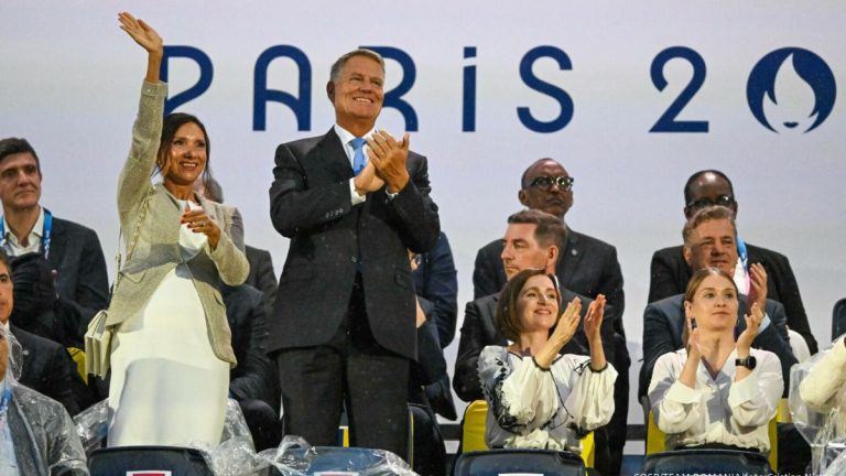 FOTO – Iohannis a stat lângă Maia Sandu la deschidererea Jocurilor Olimpice. Cei doi nu și-au pus pelerine de ploaie, cum au făcut alți demnitari