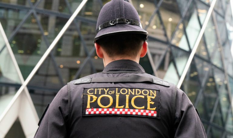Poliţia britanică a făcut o arestare într-un caz care a şocat opinia publică: două valize cu rămăşiţele umane au fost găsite pe un pod