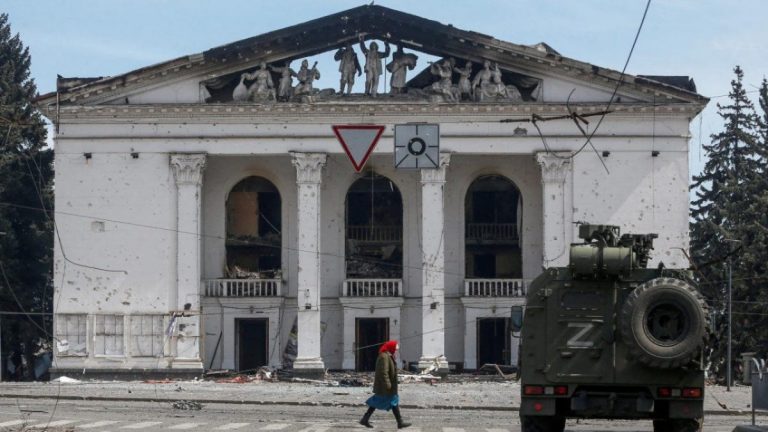 Autoritățile ruse înce  demolarea teatrului bombardat de la Mariupol