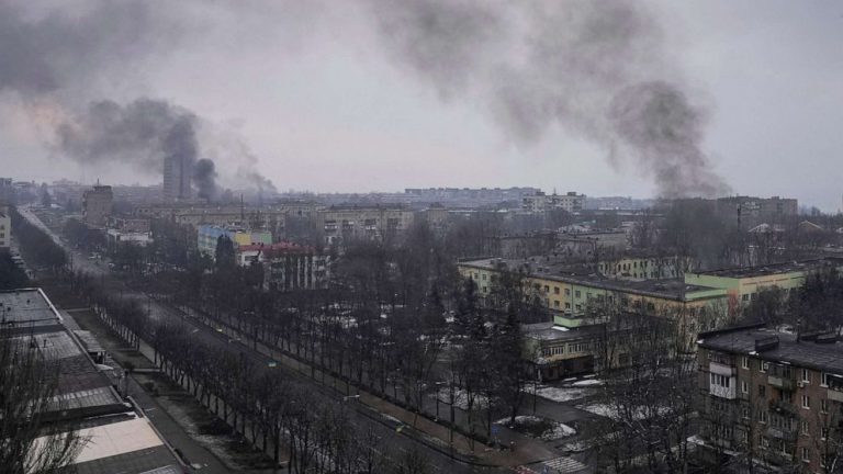 O clădire a Crucii Roşii a fost ţinta bombardamentelor ruseşti la Mariupol