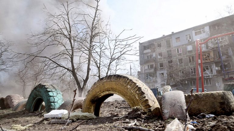 Amnesty International: Bombardarea teatrului din Mariupol este clar o ‘crimă de război’ comisă de Rusia