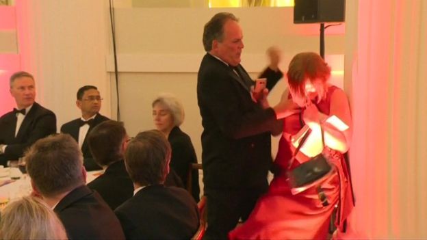 Un secretar de stat britanic, SUSPENDAT după ce a agresat o militantă Greenpeace în timpul unei recepţii – VIDEO