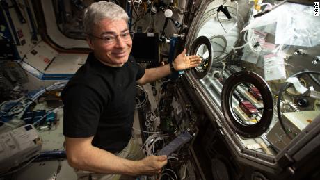 Astronautul american Mark Vande Hei va reveni pe Pământ la bordul unei capsule spaţiale ruse Soiuz