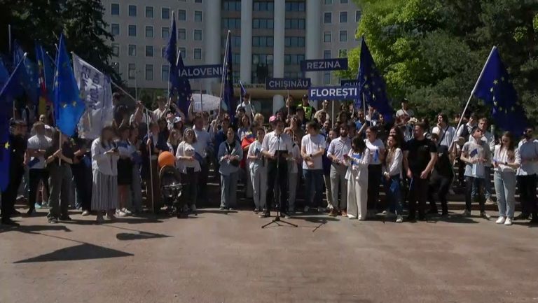 Marșul pentru un viitor european: Sute de tineri au ieșit în centrul capitalei să susțină parcursul european al țării