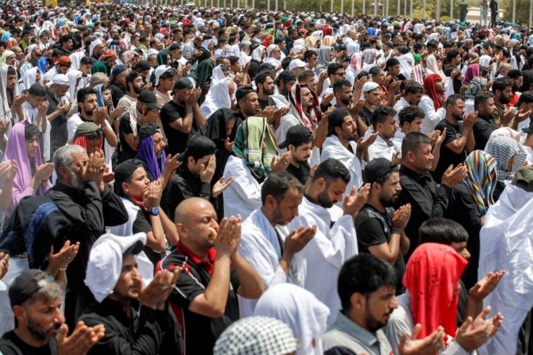 Rugăciune în masă a susţinătorilor influentului cleric musulman Moqtada al-Sadr în Zona Verde din Bagdad
