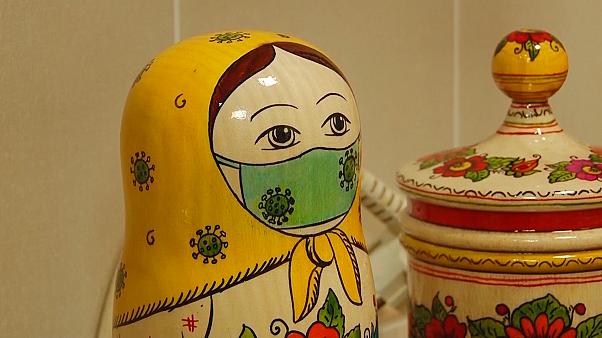 Celebrele păpuşi ruseşti Matrioşka sunt accesorizate cu măşti de protecţie a feţe