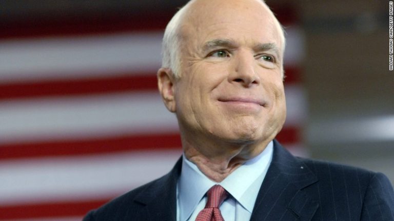 Senatorul american John McCain a fost spitalizat din cauza efectelor secundare ale tratamentului pentru cancer
