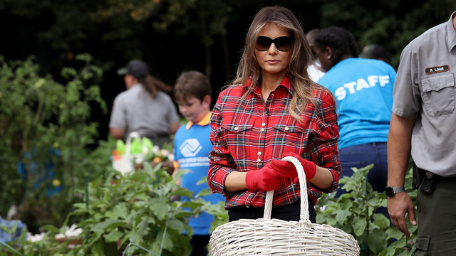 Momente inedite cu Melania Trump. Grădinărește alături de copii în Grădina amenajată la Casa Albă de Michelle Obama