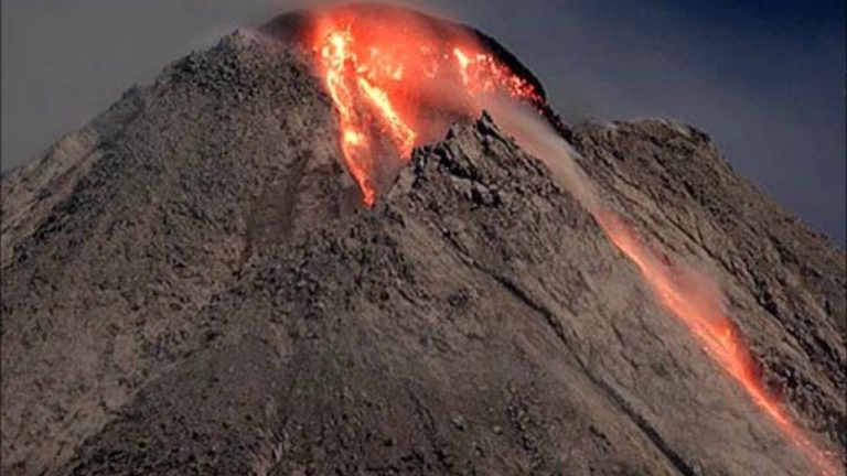 Erupția puternică a unui vulcan din Indonezia impune restricții în aviație