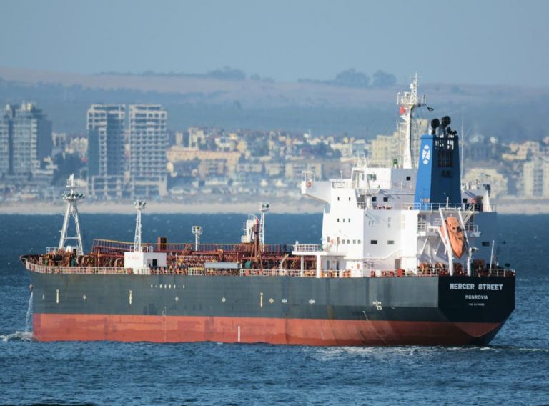 Un român membru al echipajului petrolierului Mercer Street, ucis într-un atac asupra navei în largul coastelor Omanului