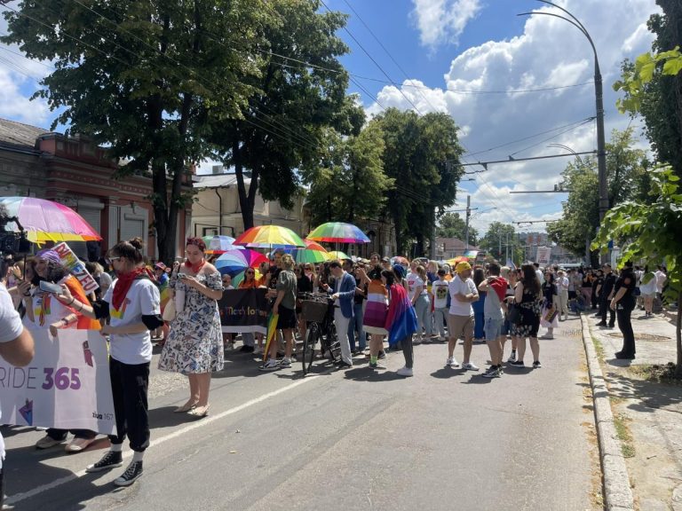 La Chișinău are loc Marșul Pride: „De la noi taxe, de la stat lege”