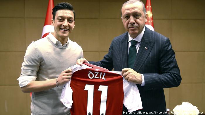 Reacția lui Ozil după ce a apărut într-o fotografie alături de Erdogan