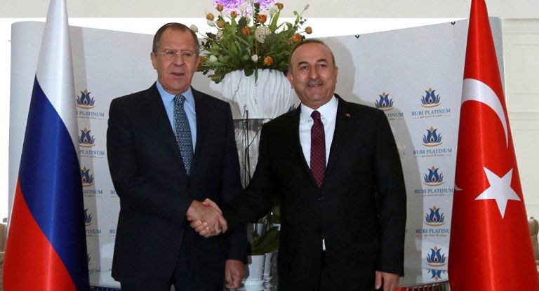 Şeful diplomaţiei turce  îl îndeamnă pe Lavrov să pună capăt operaţiunii militare ruse în Ucraina
