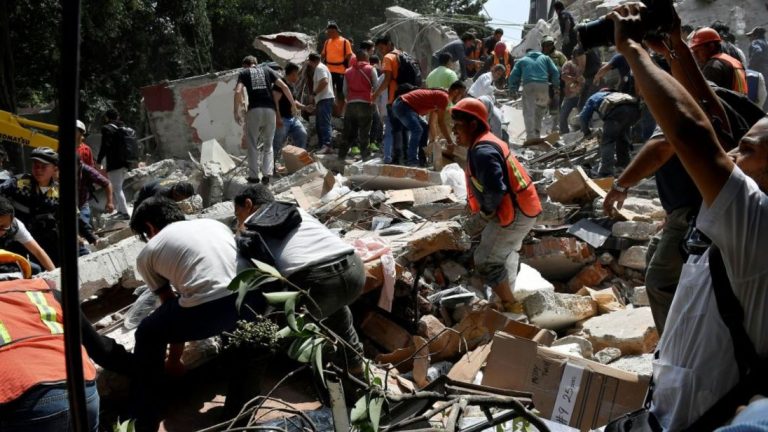 Peste 350 de persoane şi-au pierdut viaţa în urma cutremurului din Mexic (nou bilanţ)