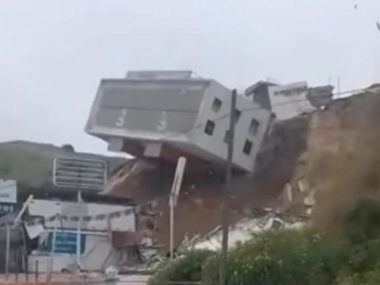 O clădire întreagă s-a prăbușit pe o șosea în Mexic – VIDEO