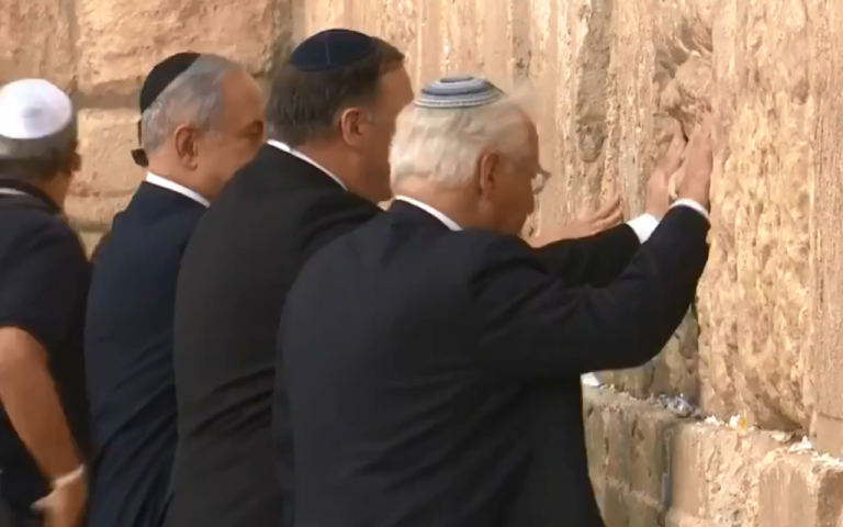 Mike Pompeo vizitează Zidul Plângerii împreună cu premierul Benjamin Netanyahu