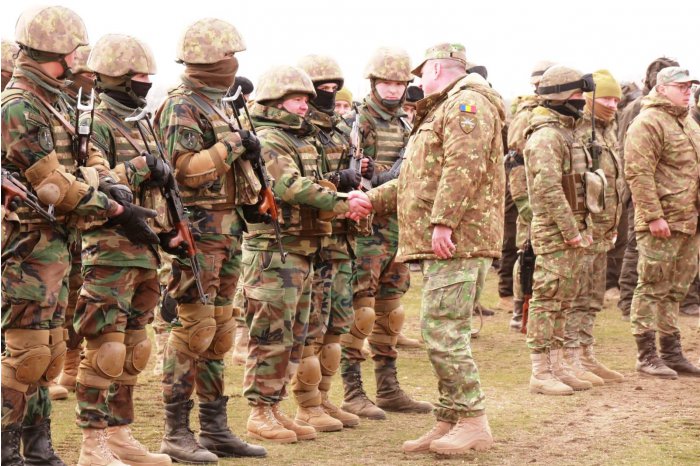 Militari ai Armatei Naționale participă la un exercițiu în România