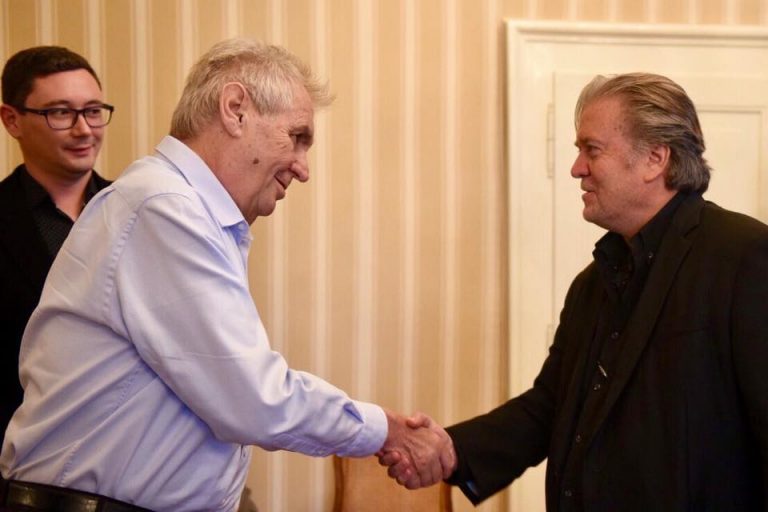Întâlnirea dintre Milos Zeman şi Steve Bannon s-a încheiat “într-o atmosferă foarte rece”