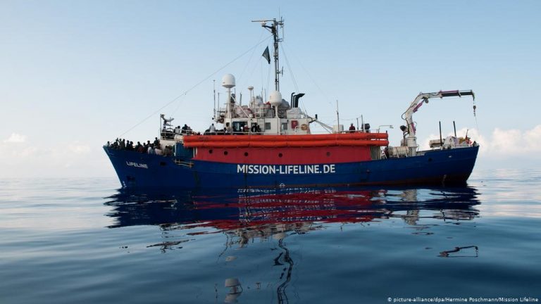 O suta de migranţi salvaţi de nava unui ONG german în apropierea coastelor Libiei