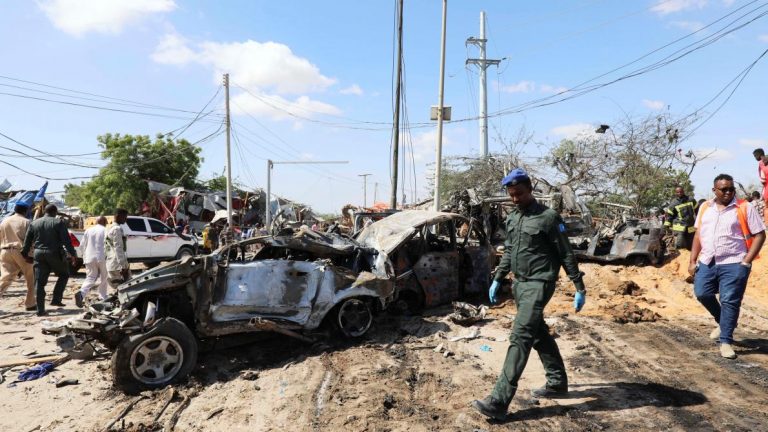 Cel puţin 100 de morţi în dublul atentat de sâmbătă de la Mogadiscio