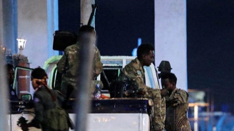 Atac asupra unui hotel în Somalia: Şase civili şi trei poliţişti au fost ucişi, zeci de răniți