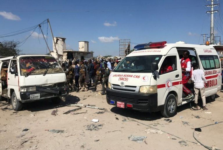 Presupuşi islamişti shebab au luat cu asalt un hotel din Mogadishu; cel puţin 5 morţi şi 10 răniţi