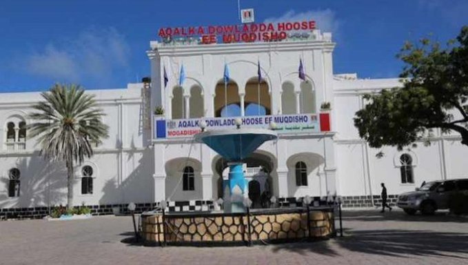 Atentat asupra primăriei din capitala somaleză soldat cu cel puţin şase morţi, printre care și primarul Abdirahman Omar Osman