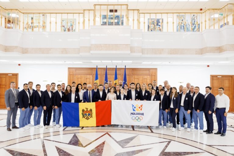 Drapelul R.Moldova, înmânat sportivilor care pleacă la JO de la Paris
