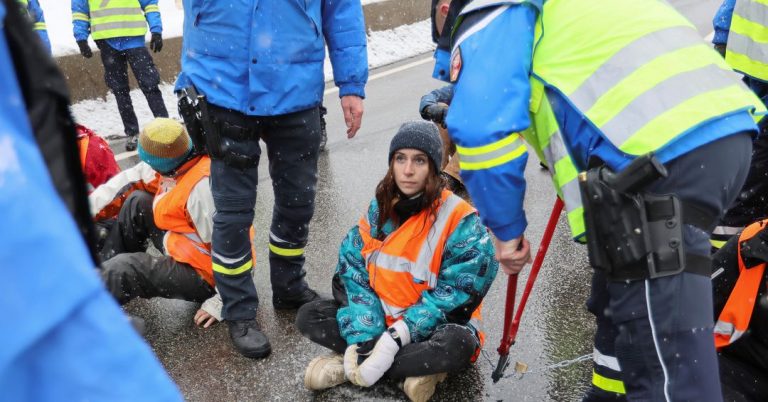 Activişti pentru climă din Franţa şi Italia au blocat intrările în tunelul Mont Blanc