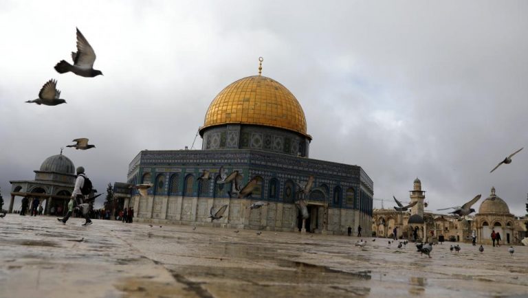 Peste 200.000 de credincioşi musulmani se roagă pe Esplanada Moscheilor din Ierusalimul de Est