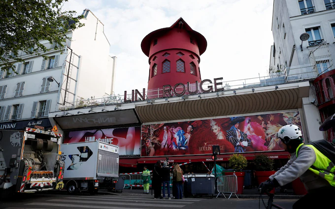 Moulin Rouge din Paris sărbătorește instalarea unei noi moriști de vânt