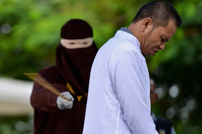 Militant împotriva adulterului din Indonezia, prins şi pedepsit pentru o relaţie…adulteră