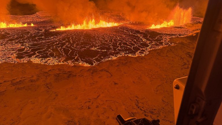 Imagini spectaculoase cu erupția vulcanului din Islanda. Experții avertizează că fenomenul ar putea dura luni întregi