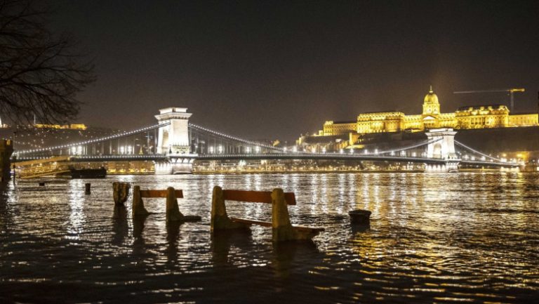 Inundație în Budapesta!Apele au acoperit faleza, oamenii povestesc că nu au mai văzut așa ceva de 10 ani