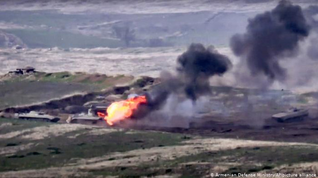 Bombardamente asupra capitalei regiunii Nagorno-Karabah, în pofida armistiţiului