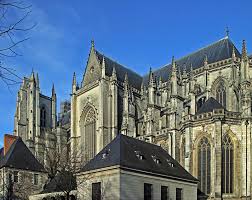 Incendiu de proporţii la catedrala din Nantes