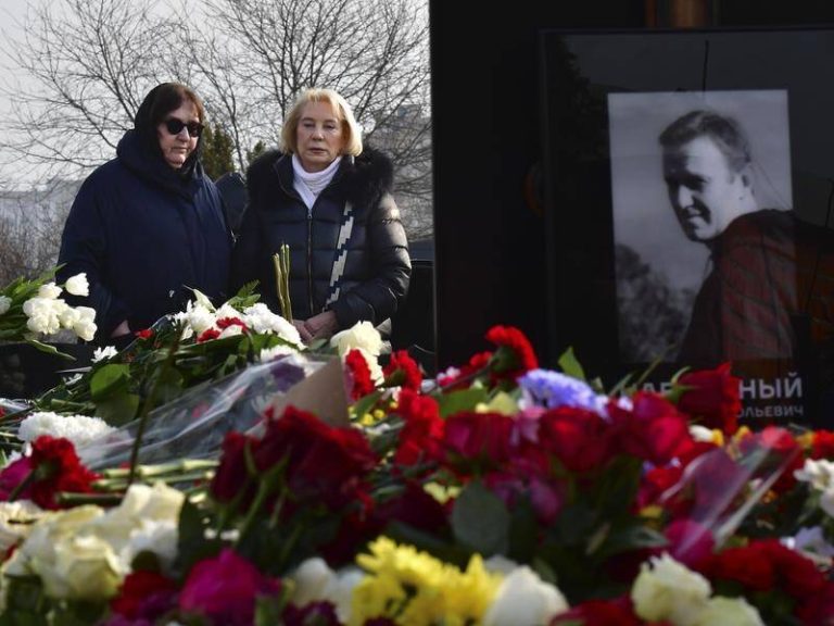 Pelerinaj la mormântul lui Navalnîi de la Moscova în ultima zi a alegerilor prezidenţiale din Rusia