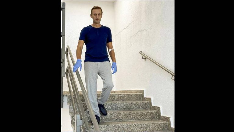 Navalnîi a postat pe Instagram o fotografie cu el mergând