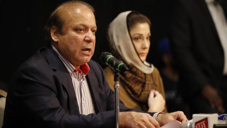 Pakistan: Fostul premier Nawaz Sharif şi fiica acestuia, arestați la sosirea în ţară