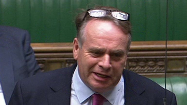 Deputatul britanic Neil Parish, suspendat de conservatori după ce a fost acuzat că a urmărit pornografie pe telefonul mobil în Parlament