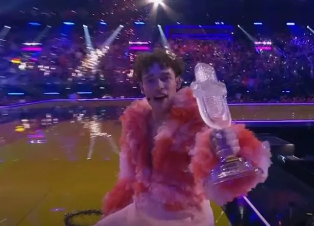 VIDEO – A făcut țăndări trofeul Eurovision: Nemo a spart premiul fragil la scurt timp după ce i-a fost înmânat