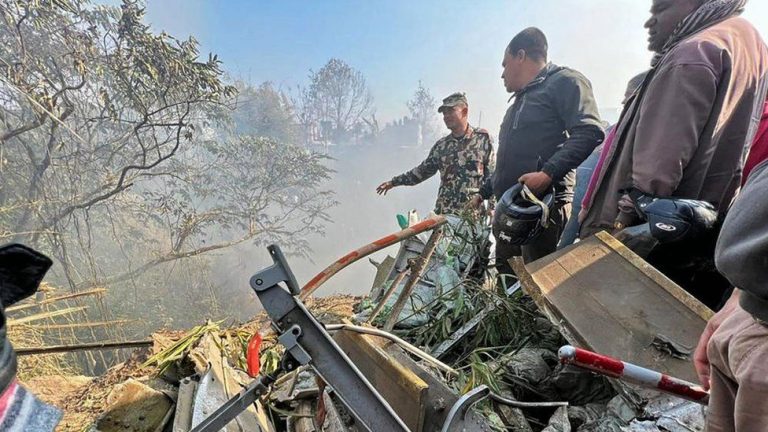 Cel puţin 67 persoane au murit în accidentul aviatic din Nepal