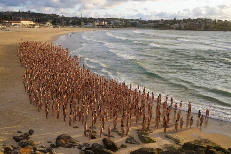 Mii de australieni au pozat nud pentru a atrage atenţia asupra cancerului de piele