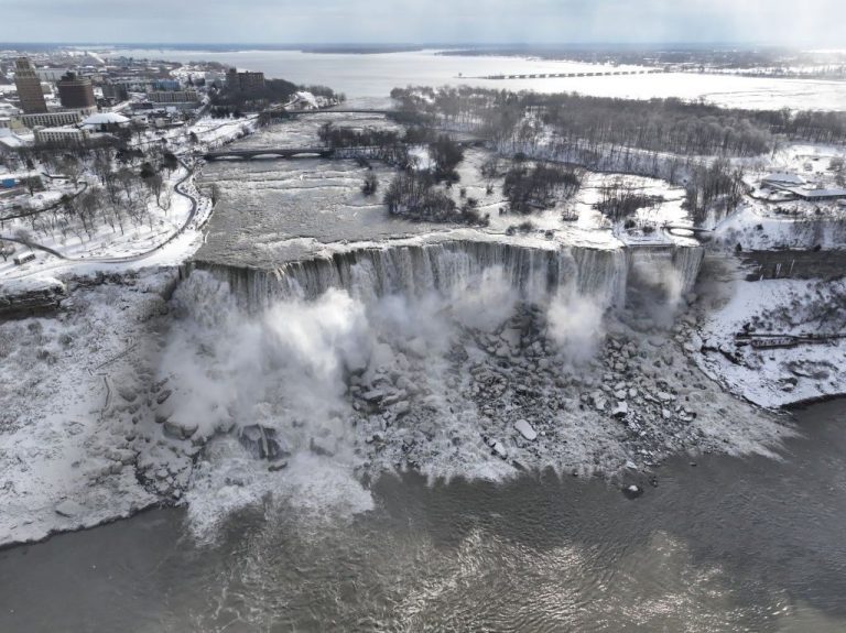 Cascada Niagara a înghețat parțial