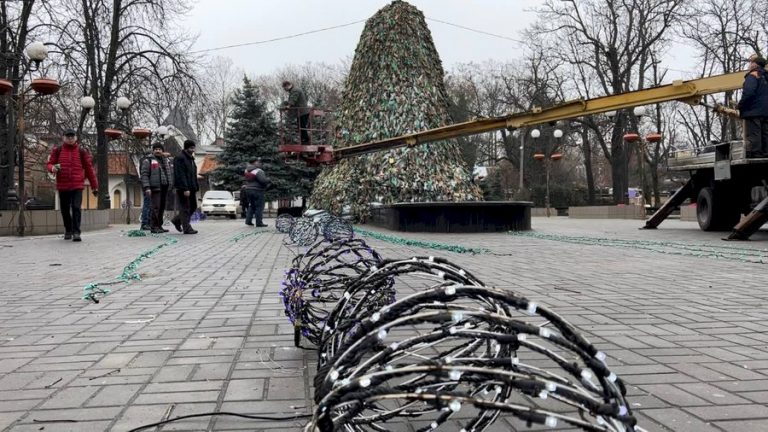 Pomul de Crăciun din orașul ucrainean Nikolaiev a fost realizat din plase de camuflaj