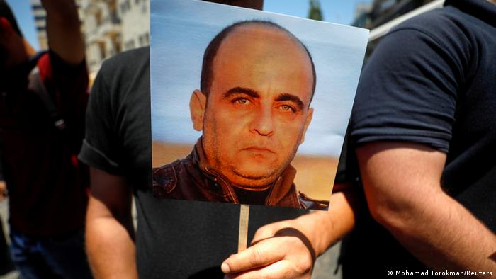 Mii de participanţi la funeraliile unui critic al Autorităţii Palestiniene, decedat la scurt timp după arestare